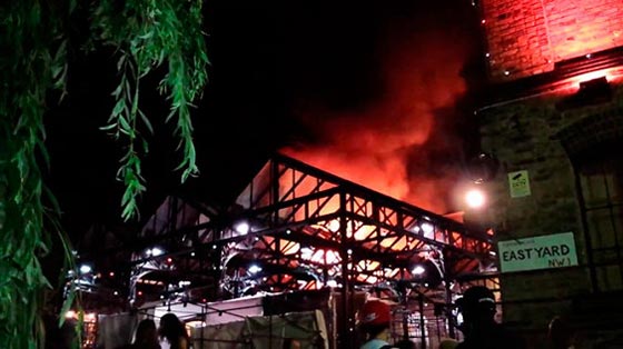 السيطرة على حريق هائل اندلع الليلة الماضية في سوق شهير بلندن  صورة رقم 2