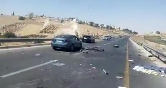  فلسطينيون ينقذون عائلة من المستوطنين انقلبت سيارتهم في الخليل.. فيديو صورة رقم 3