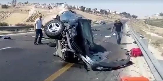  فلسطينيون ينقذون عائلة من المستوطنين انقلبت سيارتهم في الخليل.. فيديو صورة رقم 5