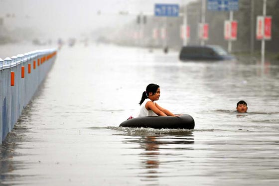 عندما تغضب الطبيعة.. عشرات القتلى ونزوح الملايين بفيضانات الصين صورة رقم 12