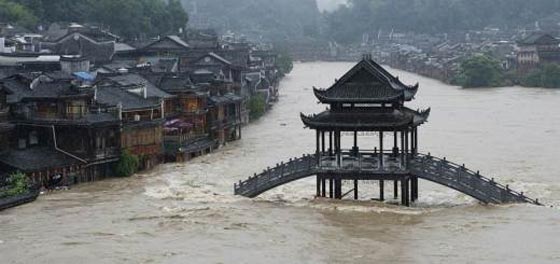 عندما تغضب الطبيعة.. عشرات القتلى ونزوح الملايين بفيضانات الصين صورة رقم 14