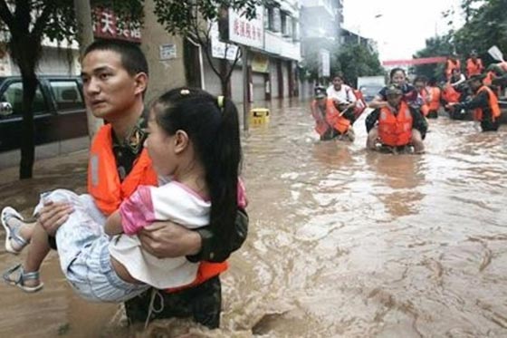 عندما تغضب الطبيعة.. عشرات القتلى ونزوح الملايين بفيضانات الصين صورة رقم 16