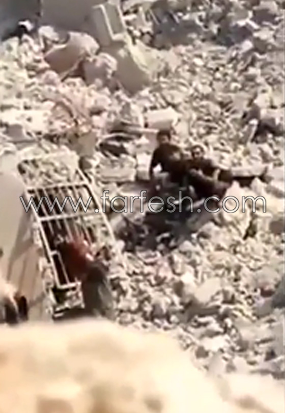  بالفيديو.. عناصر تنظيم داعش يسلمون أنفسهم واسلحتهم للجيش العراقي صورة رقم 1