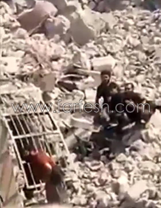  بالفيديو.. عناصر تنظيم داعش يسلمون أنفسهم واسلحتهم للجيش العراقي صورة رقم 2