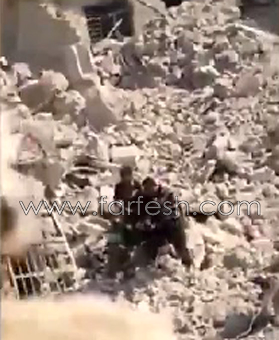  بالفيديو.. عناصر تنظيم داعش يسلمون أنفسهم واسلحتهم للجيش العراقي صورة رقم 3