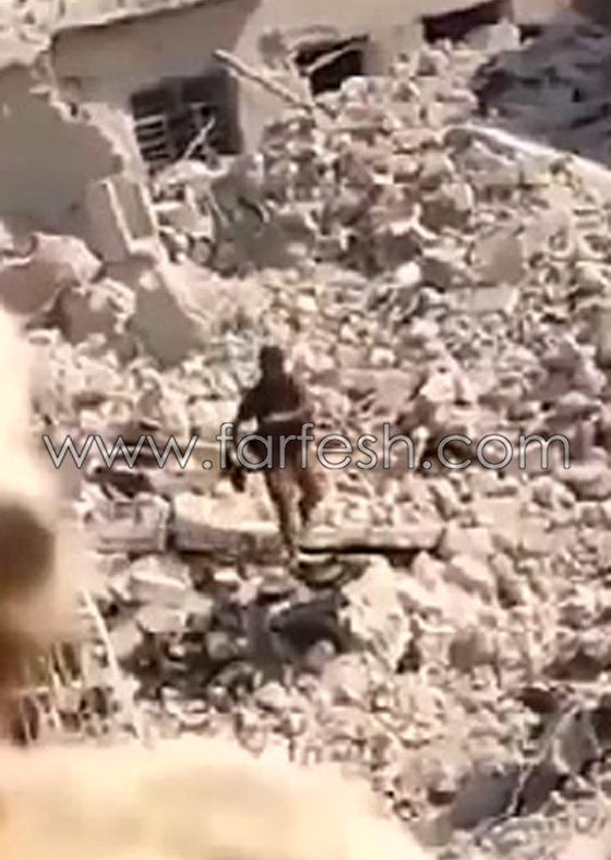  بالفيديو.. عناصر تنظيم داعش يسلمون أنفسهم واسلحتهم للجيش العراقي صورة رقم 5