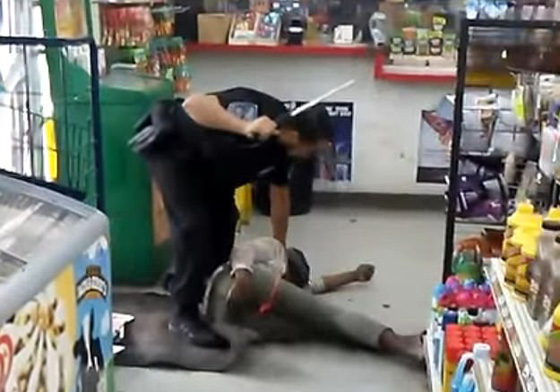 فيديو عنيف: شرطي أمريكي يعتدي بالضرب الوحشي على امرأة  صورة رقم 4