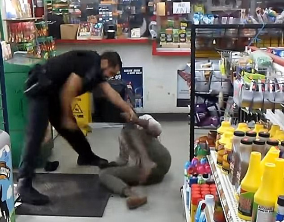 فيديو عنيف: شرطي أمريكي يعتدي بالضرب الوحشي على امرأة  صورة رقم 5