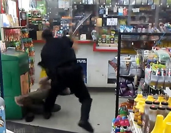 فيديو عنيف: شرطي أمريكي يعتدي بالضرب الوحشي على امرأة  صورة رقم 6