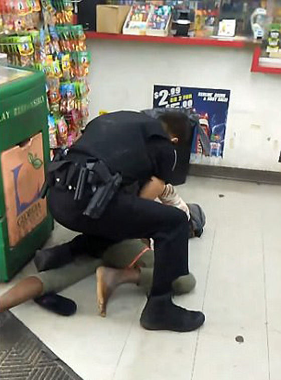 فيديو عنيف: شرطي أمريكي يعتدي بالضرب الوحشي على امرأة  صورة رقم 8