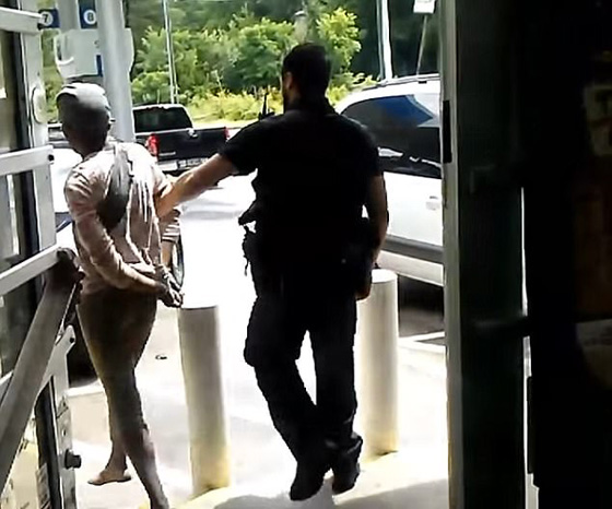 فيديو عنيف: شرطي أمريكي يعتدي بالضرب الوحشي على امرأة  صورة رقم 9