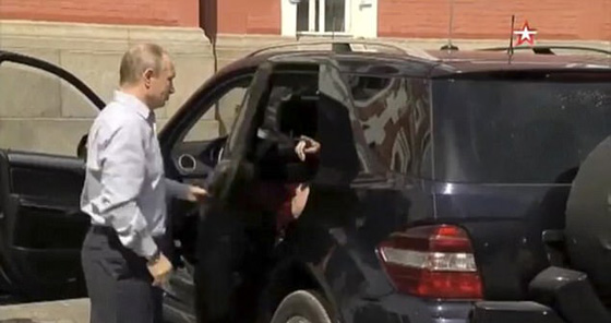 بالفيديو: ما هو سر صاحبة الفستان الاحمر في سيارة بوتين؟ صورة رقم 2