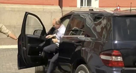 بالفيديو: ما هو سر صاحبة الفستان الاحمر في سيارة بوتين؟ صورة رقم 3