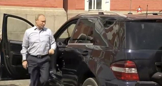 بالفيديو: ما هو سر صاحبة الفستان الاحمر في سيارة بوتين؟ صورة رقم 4