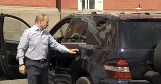 بالفيديو: ما هو سر صاحبة الفستان الاحمر في سيارة بوتين؟ صورة رقم 5