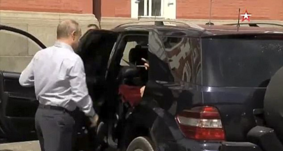 بالفيديو: ما هو سر صاحبة الفستان الاحمر في سيارة بوتين؟ صورة رقم 6