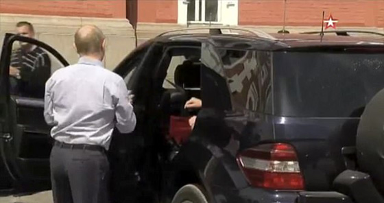 بالفيديو: ما هو سر صاحبة الفستان الاحمر في سيارة بوتين؟ صورة رقم 1