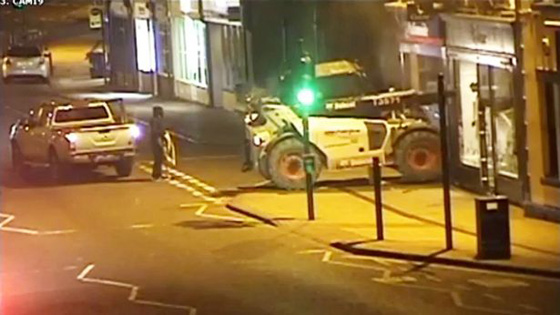 اوقح سرقة صراف آلي.. اللصوص استخدموا جرافة وشاحنة! فيديو صورة رقم 3