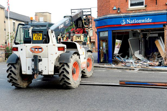 اوقح سرقة صراف آلي.. اللصوص استخدموا جرافة وشاحنة! فيديو صورة رقم 5