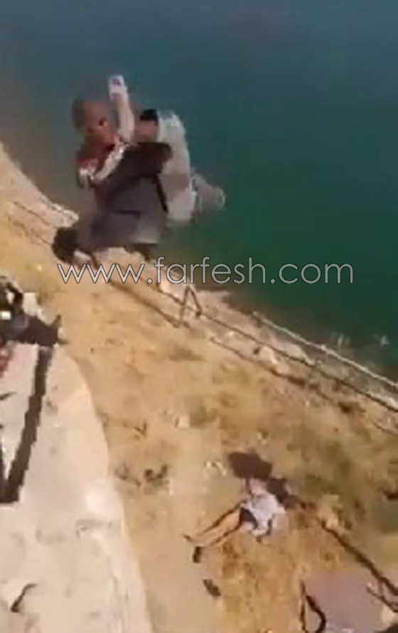 فيديو مرعب.. وحوش بشرية ببدلات عسكرية تنفذ اعدامات وحشية بالموصل صورة رقم 9