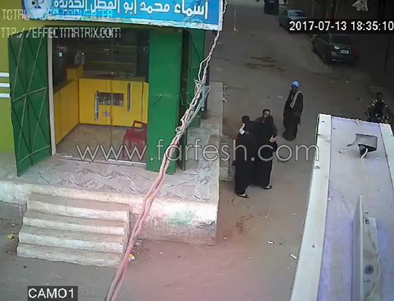 فيديو مروع.. اب يقتل ابنه الشاب بالرصاص بين احضان امه بأسيوط صورة رقم 1