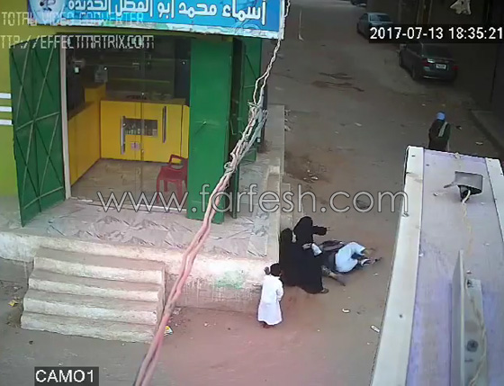 فيديو مروع.. اب يقتل ابنه الشاب بالرصاص بين احضان امه بأسيوط صورة رقم 3