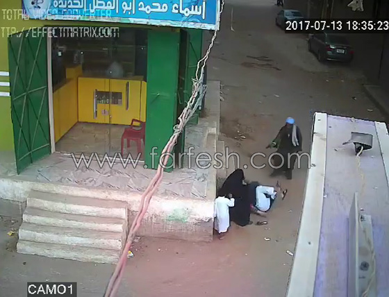 فيديو مروع.. اب يقتل ابنه الشاب بالرصاص بين احضان امه بأسيوط صورة رقم 4