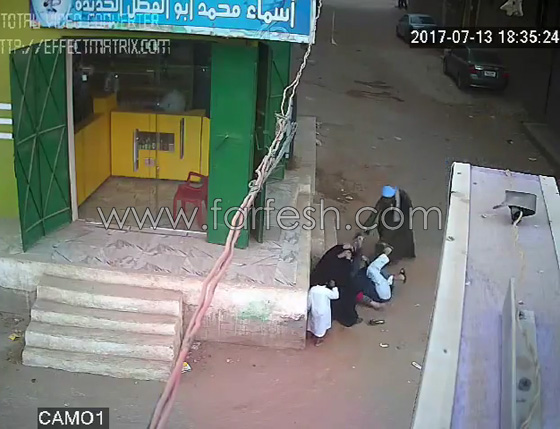 فيديو مروع.. اب يقتل ابنه الشاب بالرصاص بين احضان امه بأسيوط صورة رقم 5