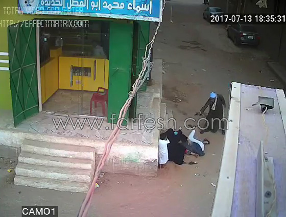 فيديو مروع.. اب يقتل ابنه الشاب بالرصاص بين احضان امه بأسيوط صورة رقم 7