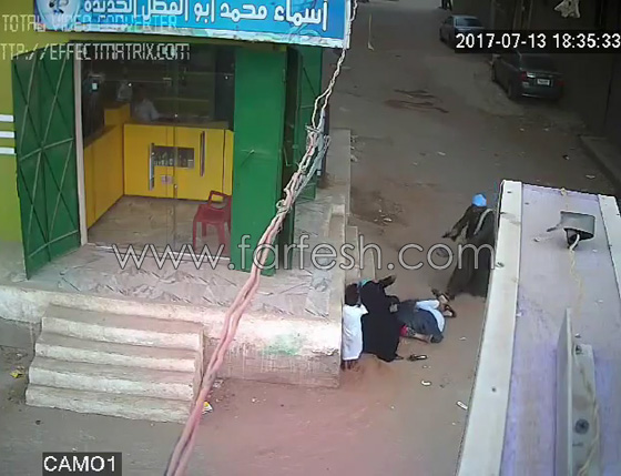 فيديو مروع.. اب يقتل ابنه الشاب بالرصاص بين احضان امه بأسيوط صورة رقم 8
