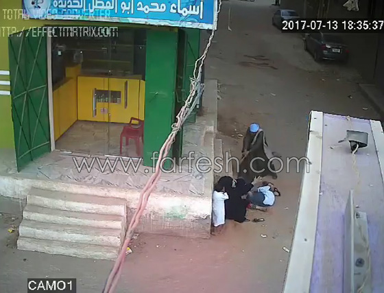 فيديو مروع.. اب يقتل ابنه الشاب بالرصاص بين احضان امه بأسيوط صورة رقم 9