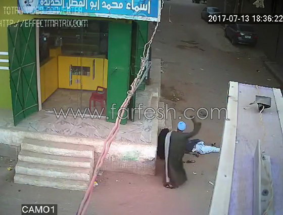 فيديو مروع.. اب يقتل ابنه الشاب بالرصاص بين احضان امه بأسيوط صورة رقم 14