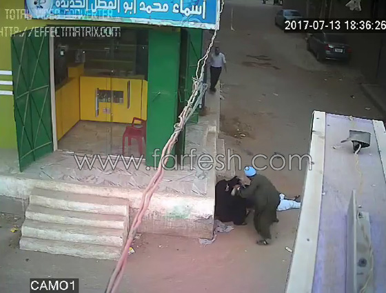 فيديو مروع.. اب يقتل ابنه الشاب بالرصاص بين احضان امه بأسيوط صورة رقم 15