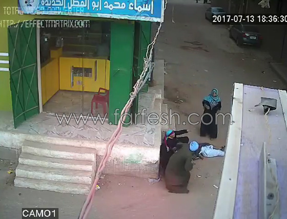 فيديو مروع.. اب يقتل ابنه الشاب بالرصاص بين احضان امه بأسيوط صورة رقم 16