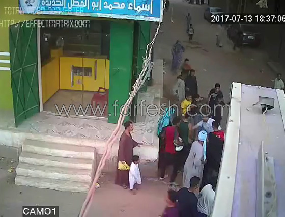 فيديو مروع.. اب يقتل ابنه الشاب بالرصاص بين احضان امه بأسيوط صورة رقم 17