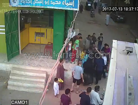 فيديو مروع.. اب يقتل ابنه الشاب بالرصاص بين احضان امه بأسيوط صورة رقم 18