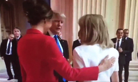 غزل ومصافحة غير عادية.. ترامب لسيدة فرنسا الاولى: هيئتك جميلة جدا صورة رقم 2