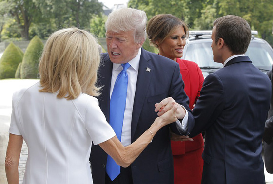 غزل ومصافحة غير عادية.. ترامب لسيدة فرنسا الاولى: هيئتك جميلة جدا صورة رقم 5