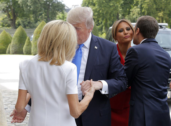 غزل ومصافحة غير عادية.. ترامب لسيدة فرنسا الاولى: هيئتك جميلة جدا صورة رقم 4