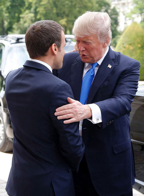 غزل ومصافحة غير عادية.. ترامب لسيدة فرنسا الاولى: هيئتك جميلة جدا صورة رقم 8