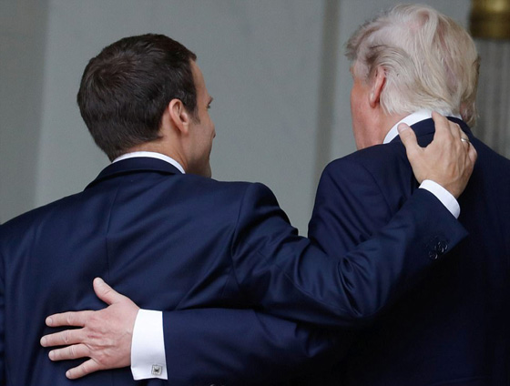 غزل ومصافحة غير عادية.. ترامب لسيدة فرنسا الاولى: هيئتك جميلة جدا صورة رقم 14