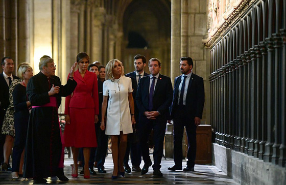  صور ميلانيا ترامب تضع يدها على رجل الرئيس الفرنسي تحت الطاولة! صورة رقم 16