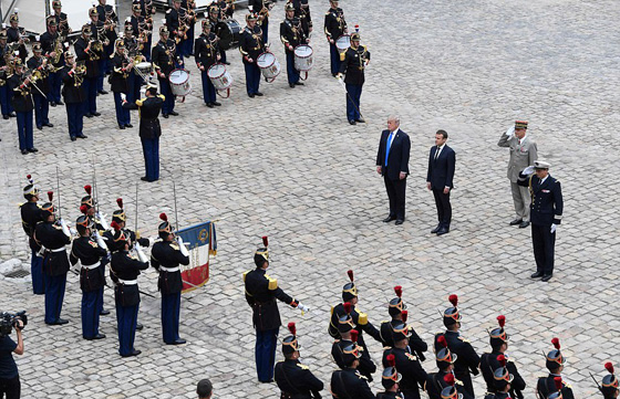 غزل ومصافحة غير عادية.. ترامب لسيدة فرنسا الاولى: هيئتك جميلة جدا صورة رقم 13