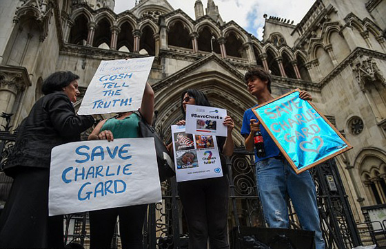 طفل يهز العالم.. المحكمة قضت بقتله امام والديه وترامب والبابا يتدخلان صورة رقم 30