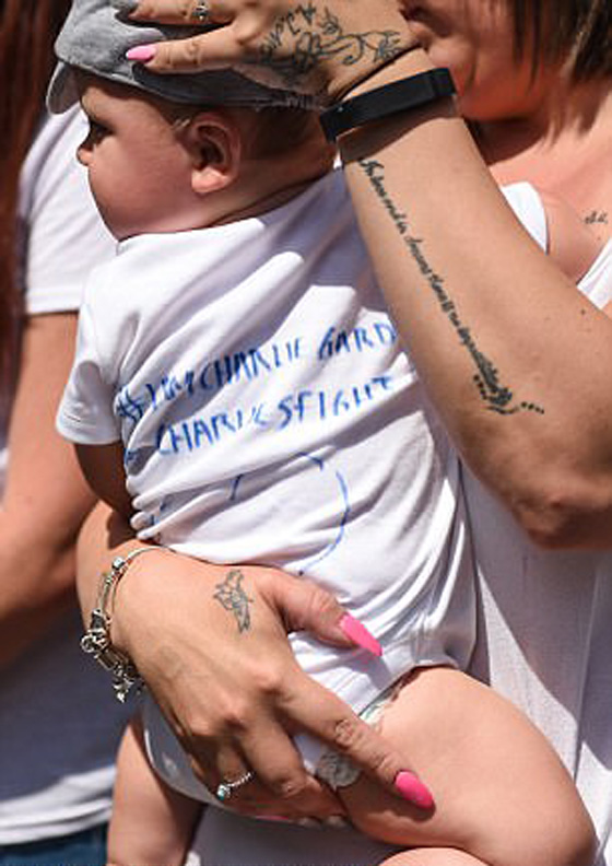 طفل يهز العالم.. المحكمة قضت بقتله امام والديه وترامب والبابا يتدخلان صورة رقم 33