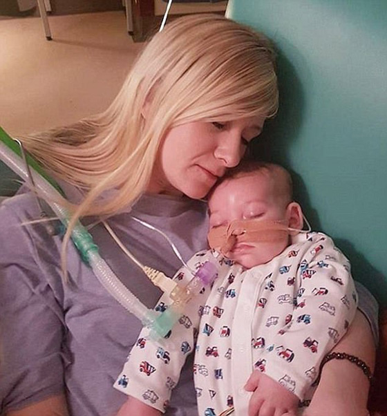 طفل يهز العالم.. المحكمة قضت بقتله امام والديه وترامب والبابا يتدخلان صورة رقم 15