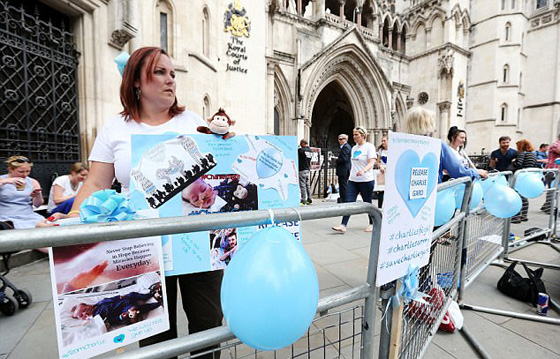 طفل يهز العالم.. المحكمة قضت بقتله امام والديه وترامب والبابا يتدخلان صورة رقم 35