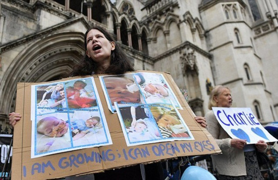 طفل يهز العالم.. المحكمة قضت بقتله امام والديه وترامب والبابا يتدخلان صورة رقم 37