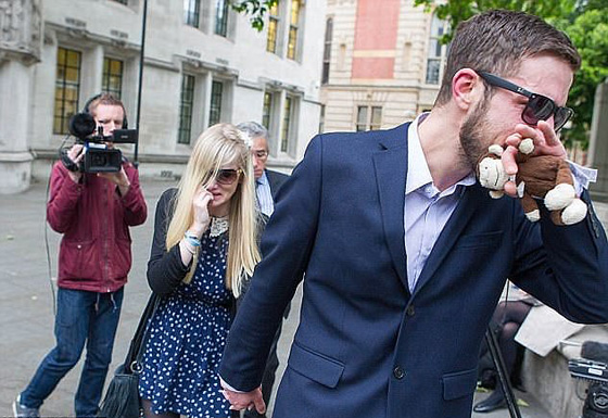 طفل يهز العالم.. المحكمة قضت بقتله امام والديه وترامب والبابا يتدخلان صورة رقم 9