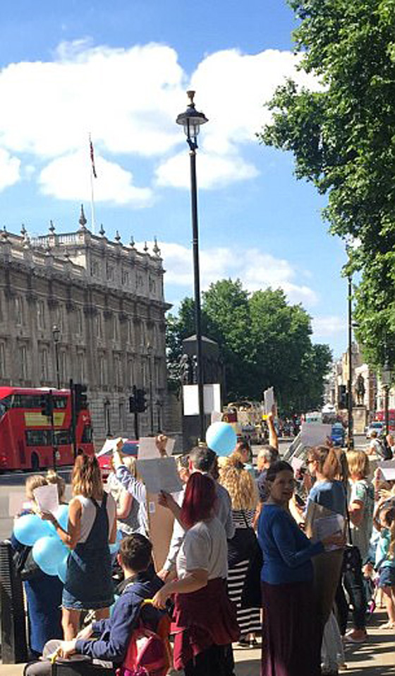 طفل يهز العالم.. المحكمة قضت بقتله امام والديه وترامب والبابا يتدخلان صورة رقم 39